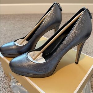 Michael Kors Antoinette Pump Sparkle Metallic